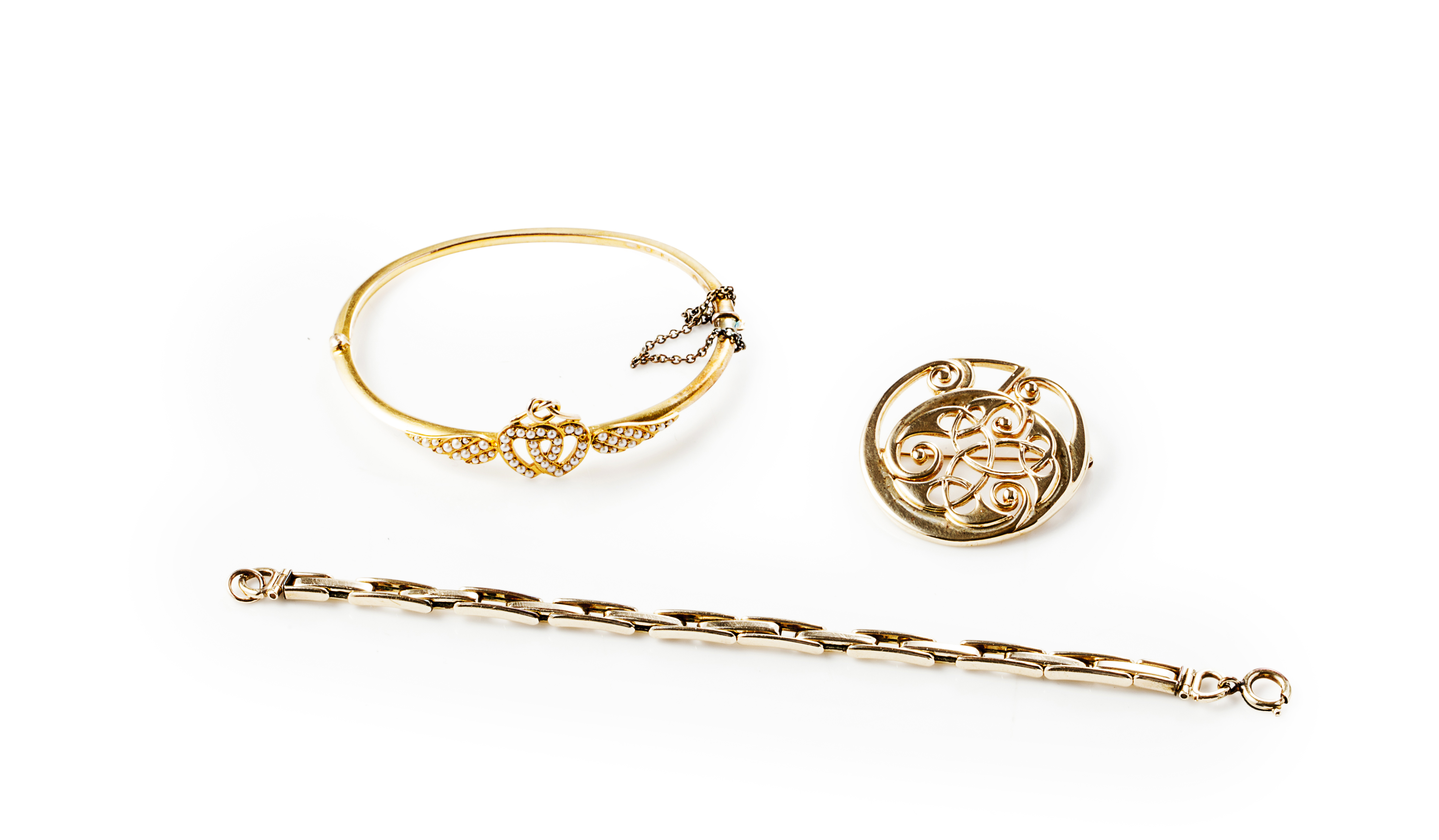 OLA GORIE - A 9ct gold brooch