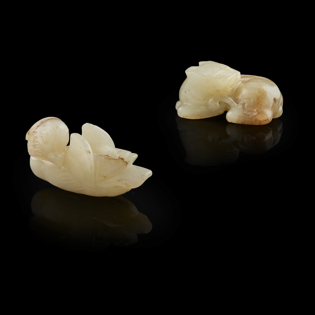 WHITE JADE PENDANT IN THE SHAPE OF A MANDARIN DUCK