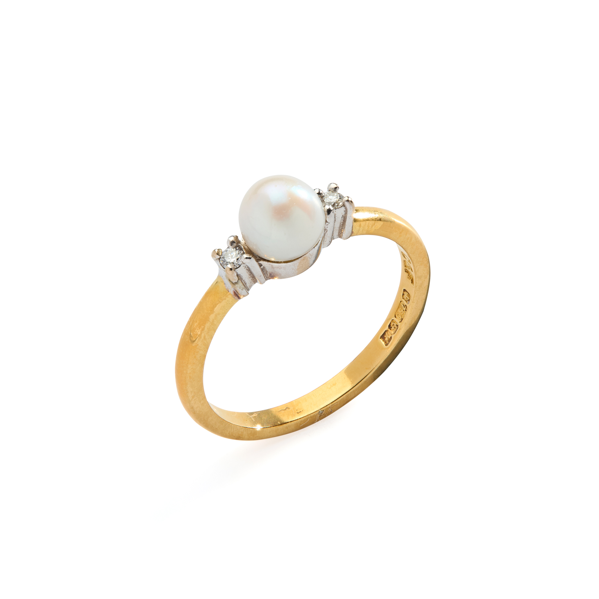 AN 18CT GOLD SCOTTISH FRESHWATER PEARL AND DIAMOND RING