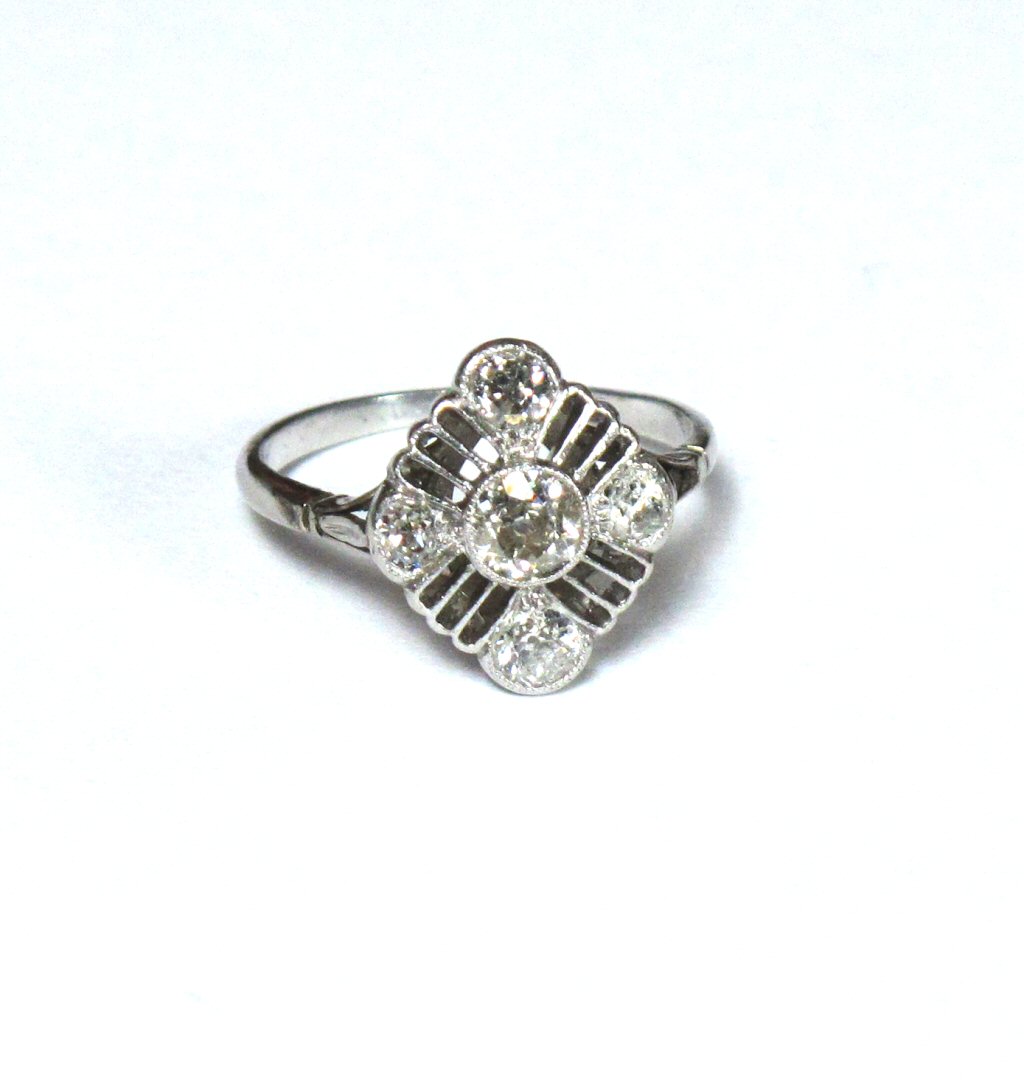 An early 20th century platinum mounted diamond cluster ring,