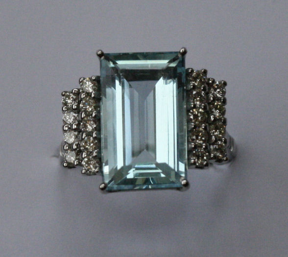 An 18ct white gold mounted aquamarine and diamond set ring