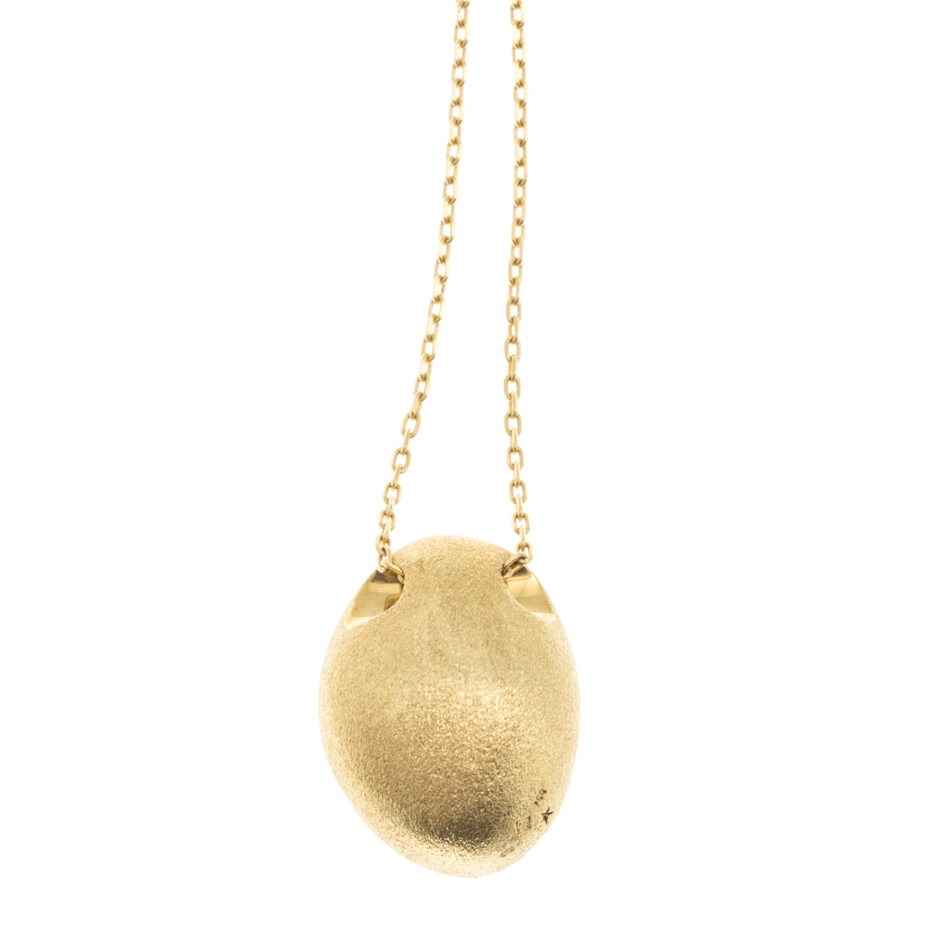A contemporary 18ct gold pendant necklace
