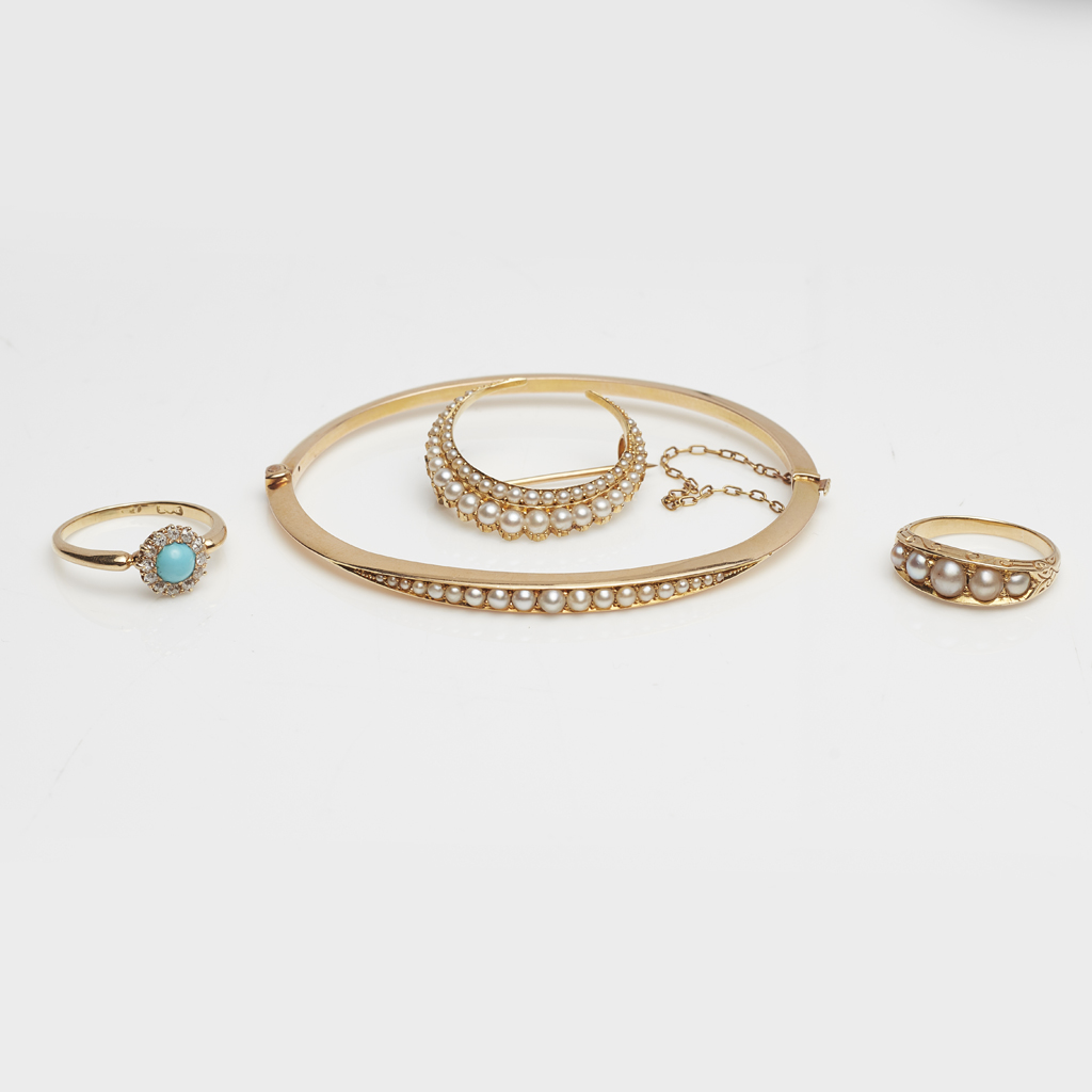 A collection of pearl set jewellery