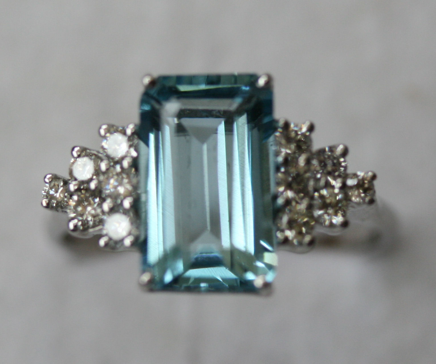 An 18ct white gold mounted aquamarine and diamond cluster ring