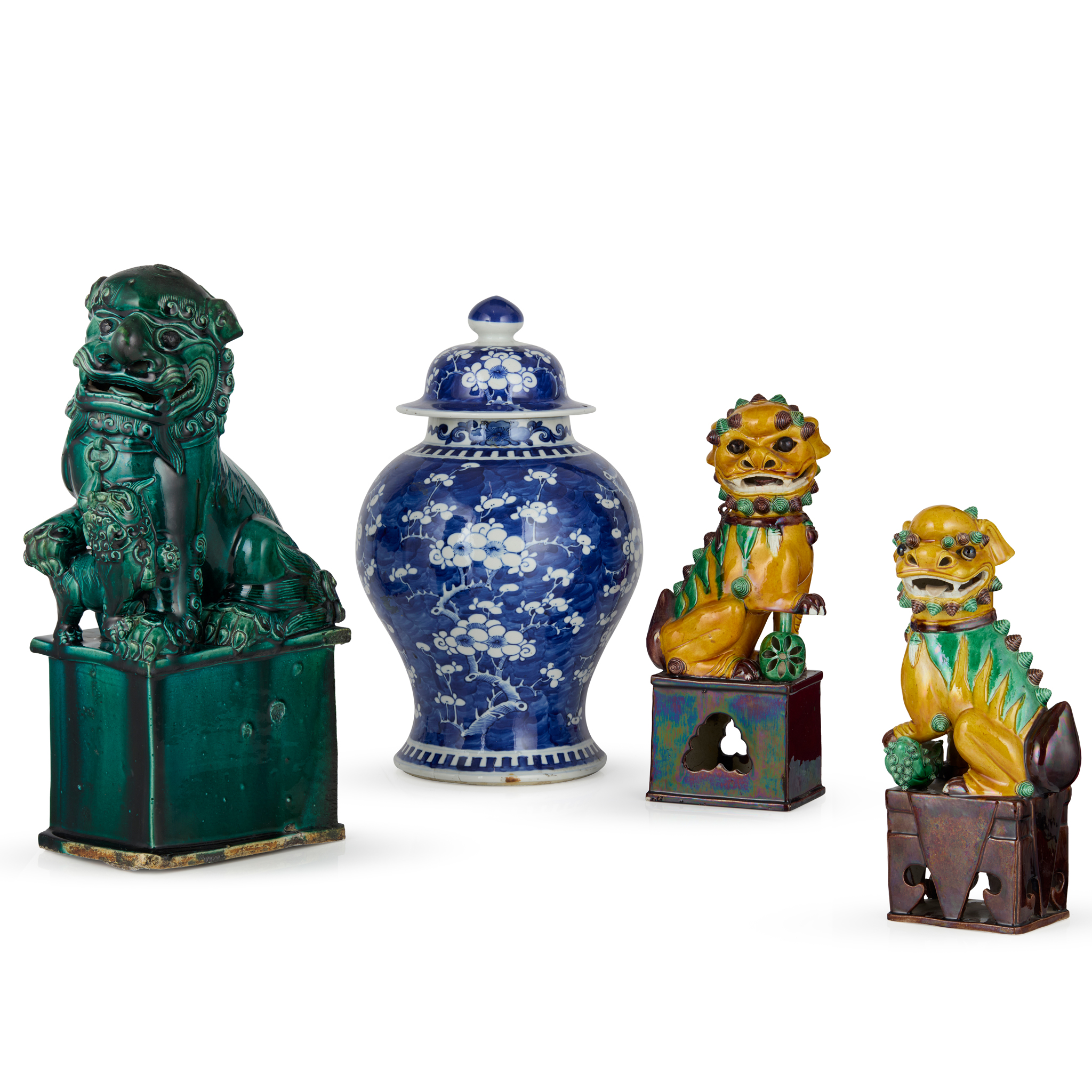 GROUP OF FOUR CHINESE PORCELAIN WARES