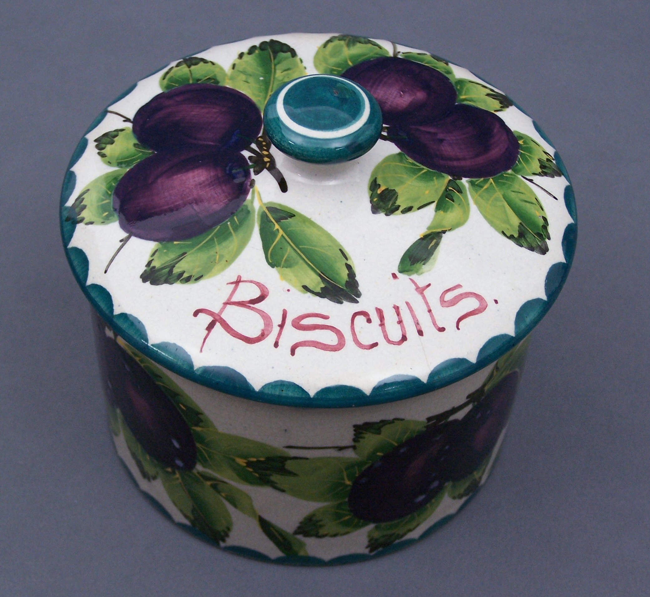 A Wemyss biscuit barrel and cover,