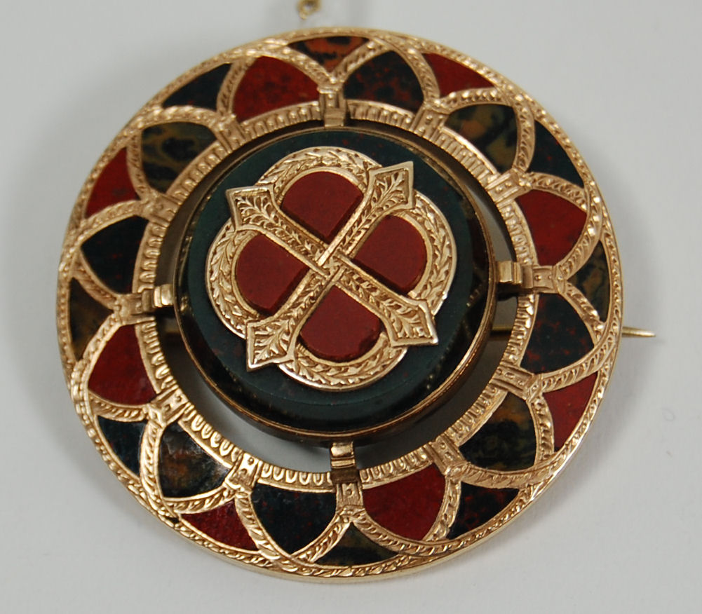A gold pebble brooch