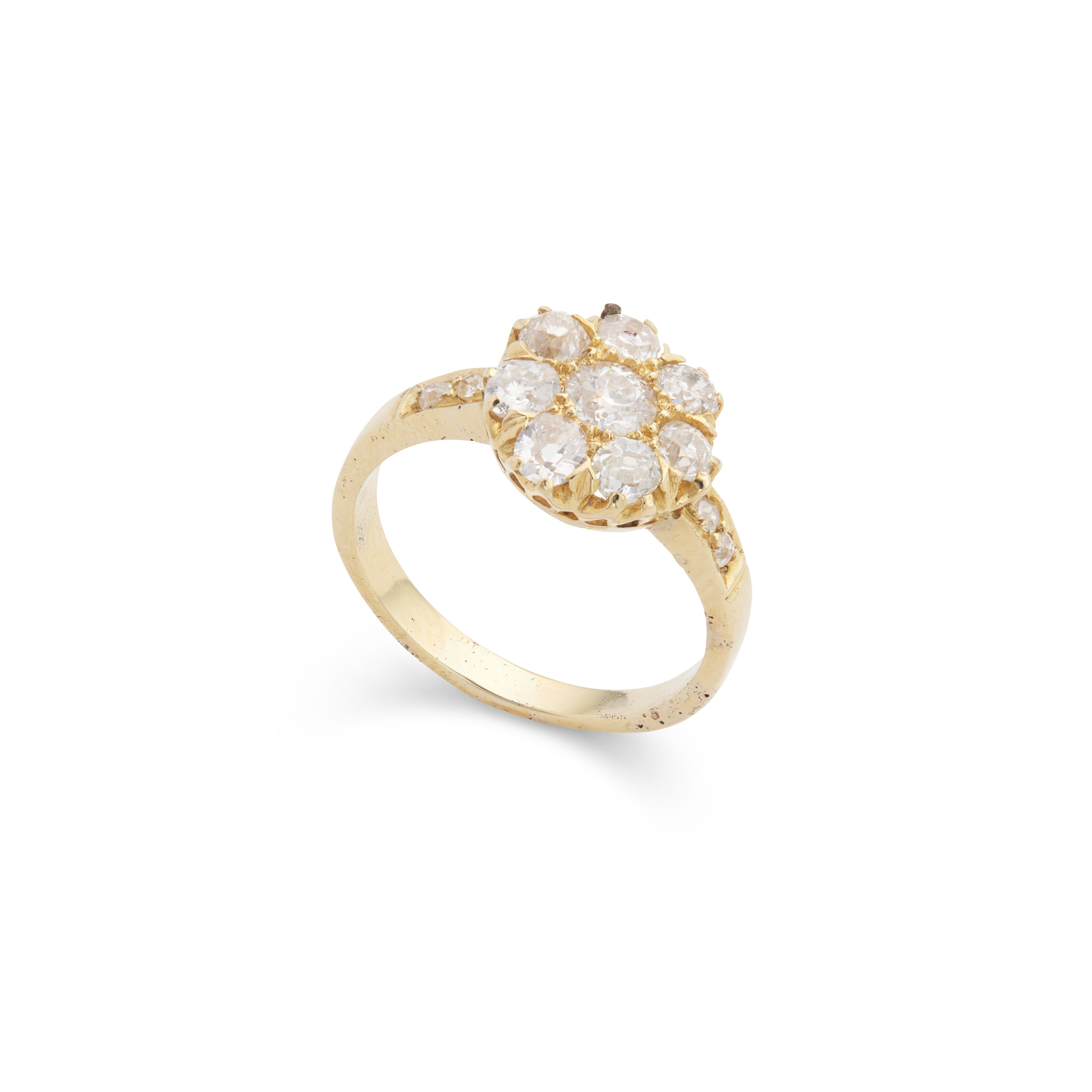 A diamond cluster ring