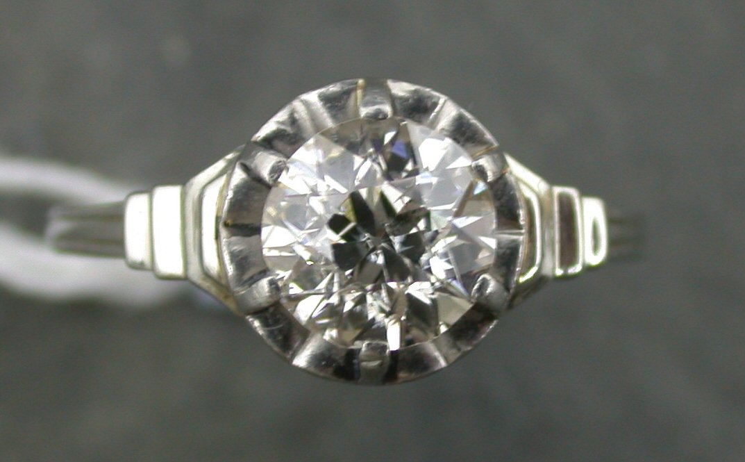 An 18ct white gold mounted diamond single stone ring,