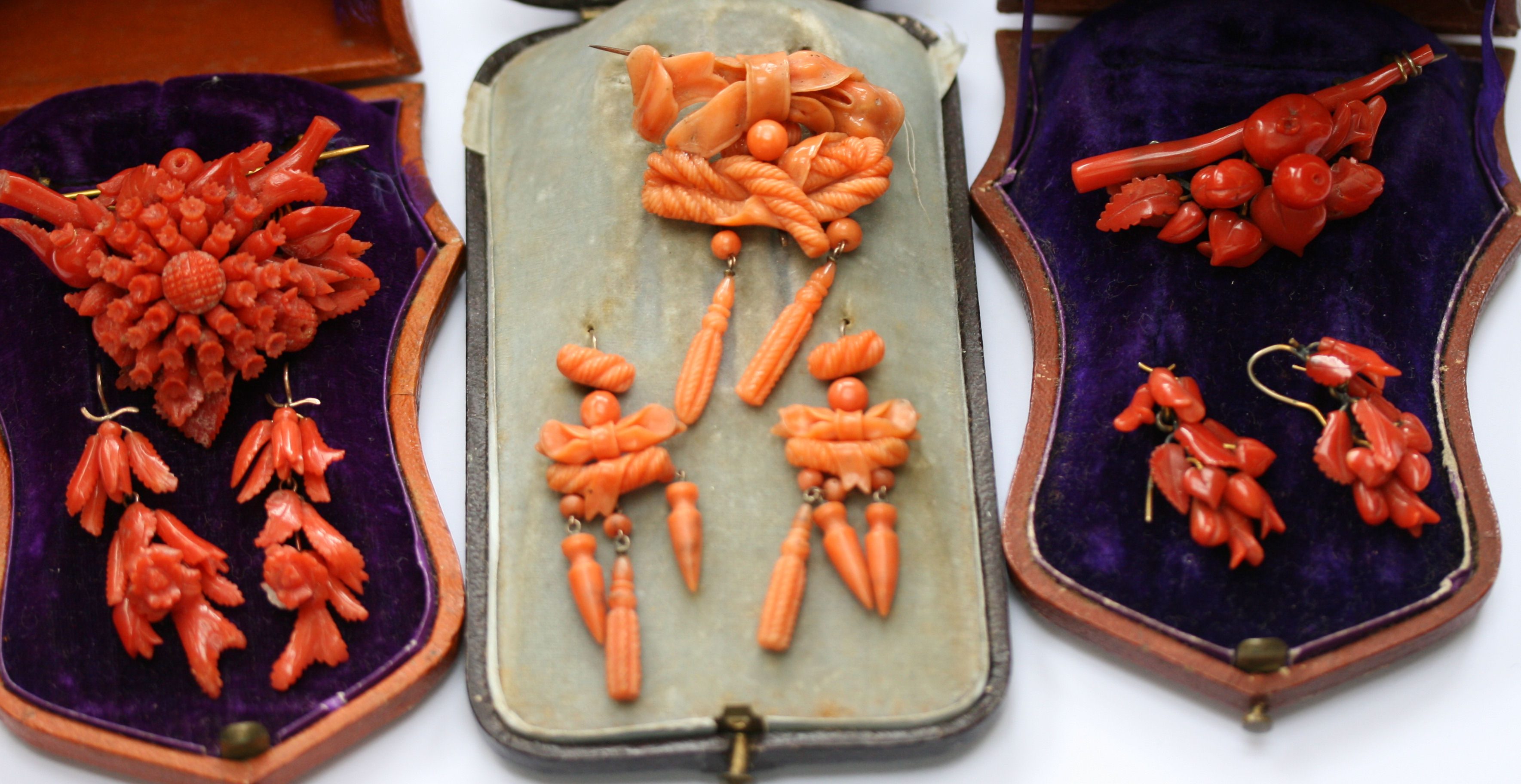 A collection of jewellery to include: