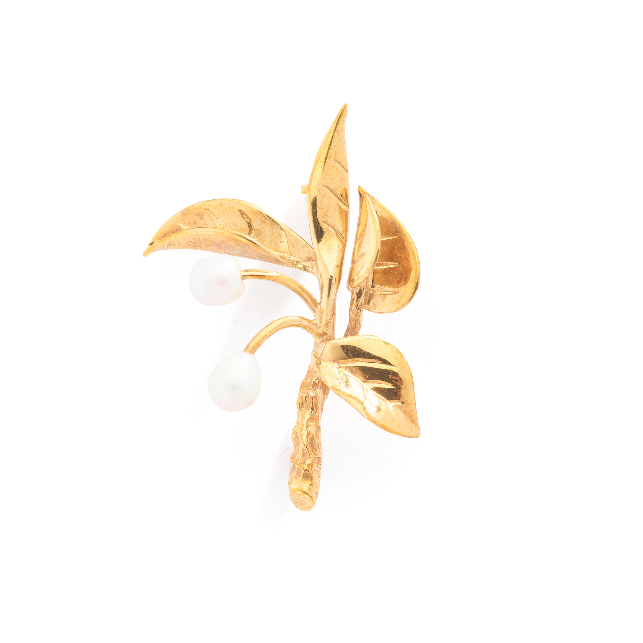 CAIRNCROSS OF PERTH: A 9CT GOLD SCOTTISH FRESHWATER PEARL 'GEAN BERRY' BROOCH