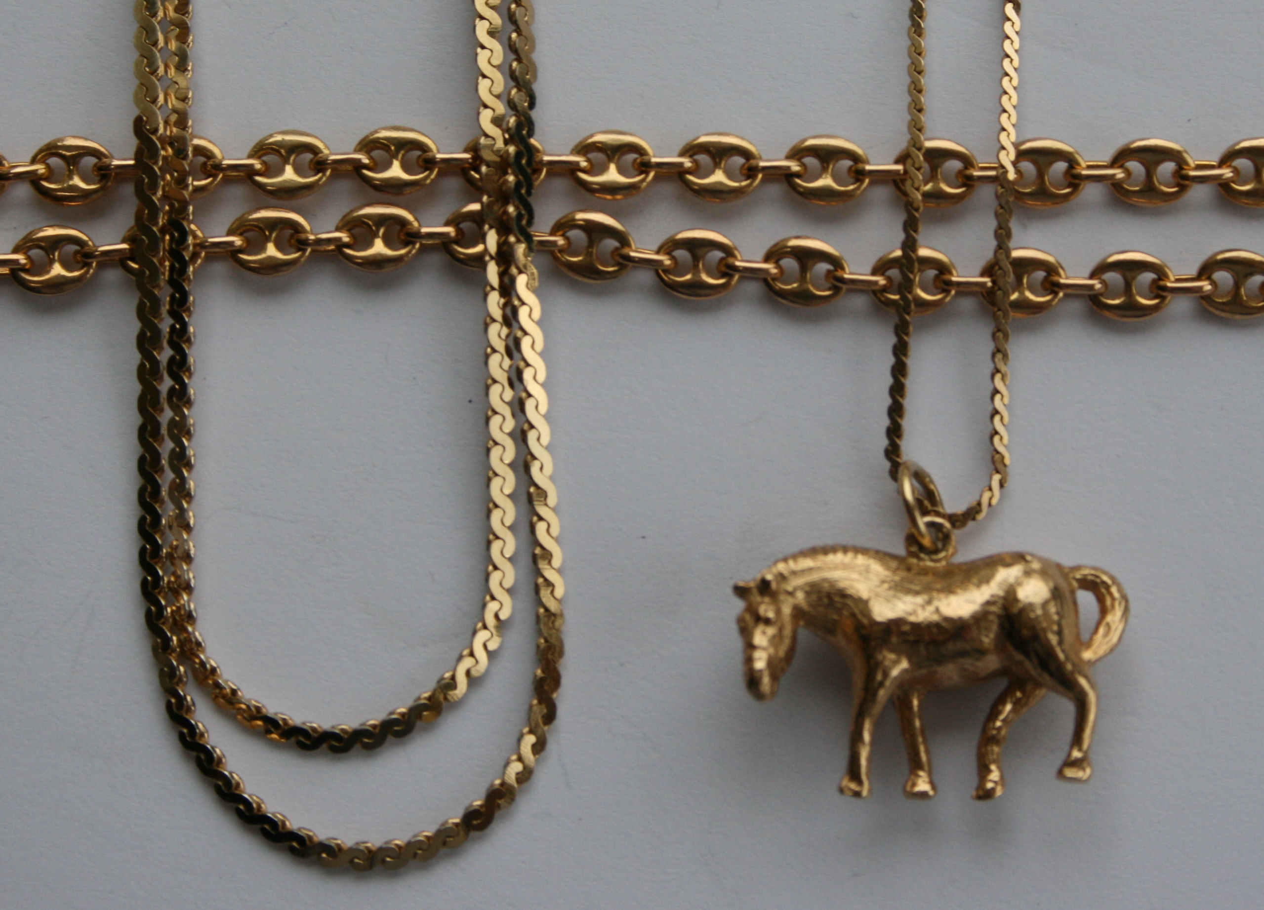 A 9ct gold horse pendant