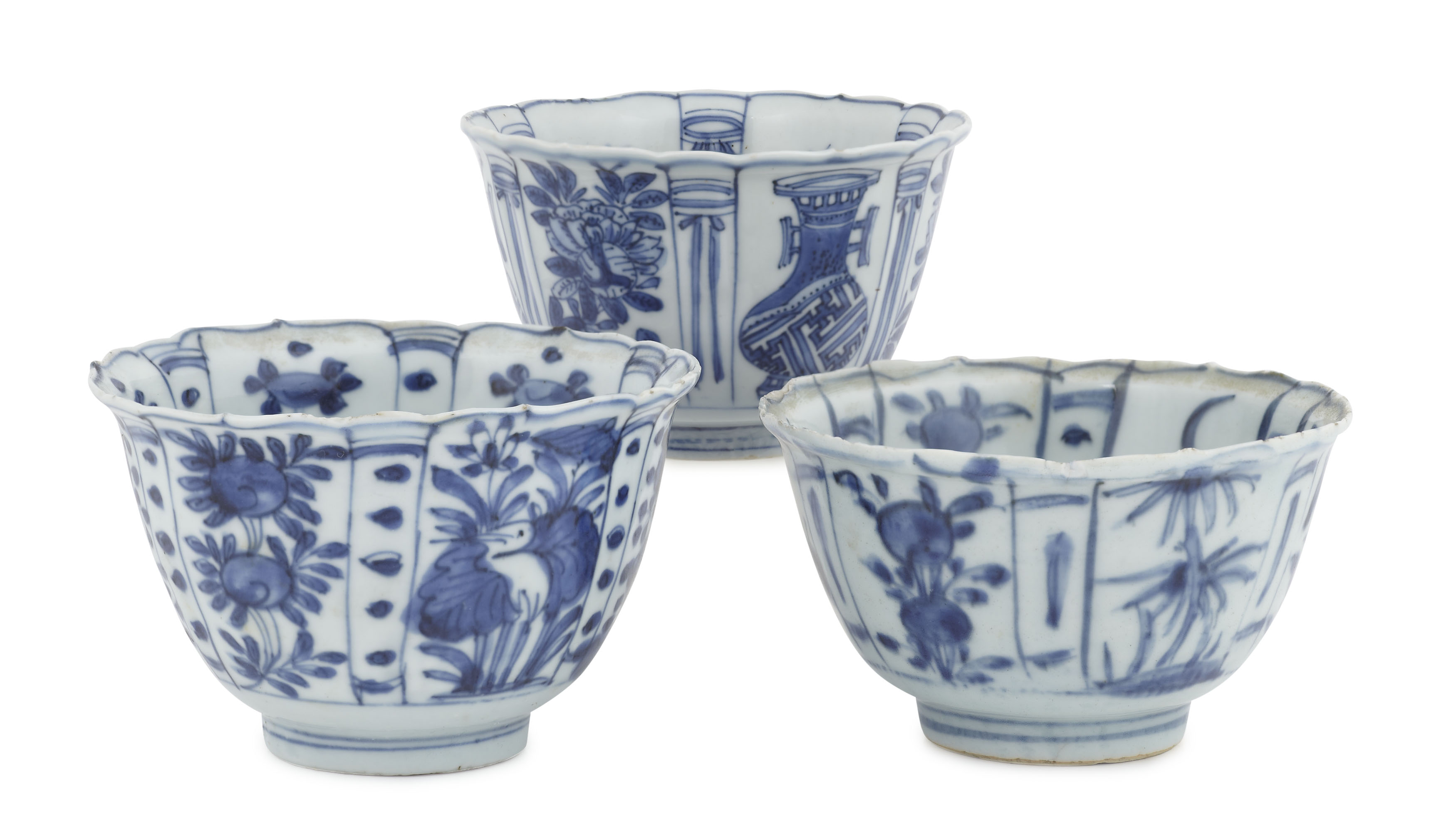 THREE CHINESE KRAAK WARE BLUE AND WHITE BOWLS
