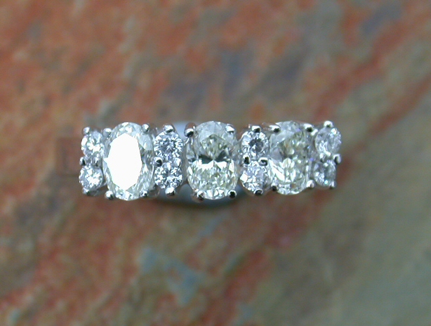 An 18ct white gold mounted diamond ring,