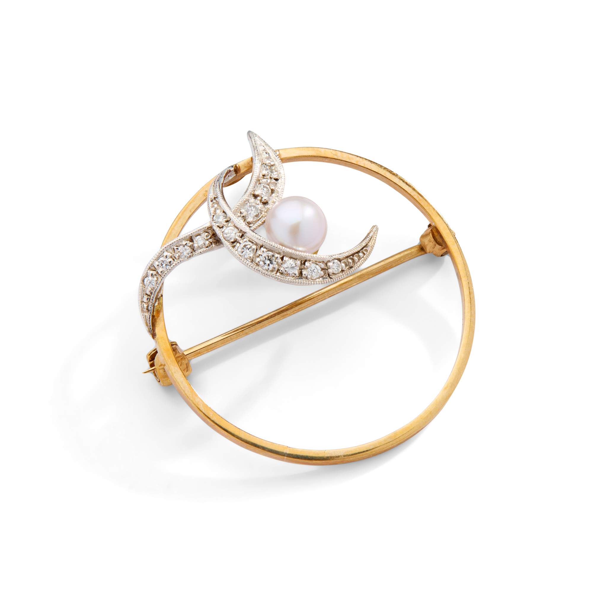 A 9CT GOLD SCOTTISH FRESHWATER PEARL AND DIAMOND BROOCH