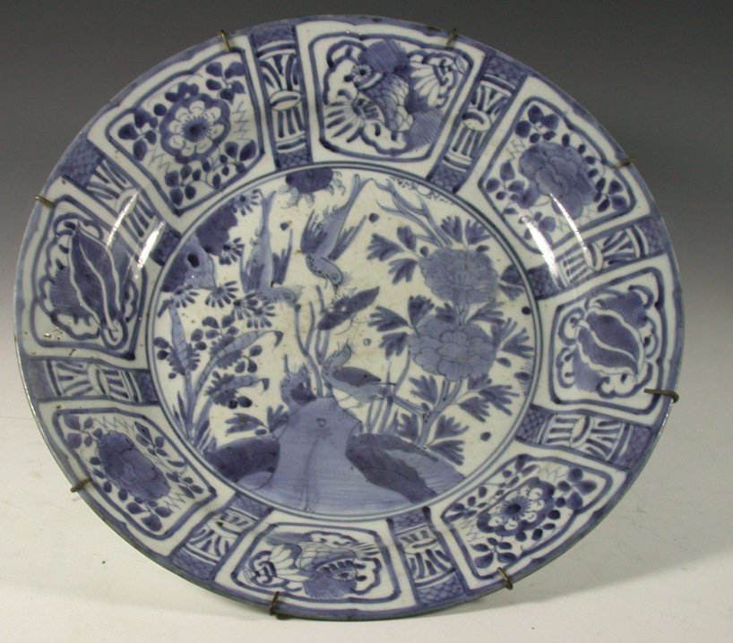 A late 17th century Chinese kraak porcelain circular bowl