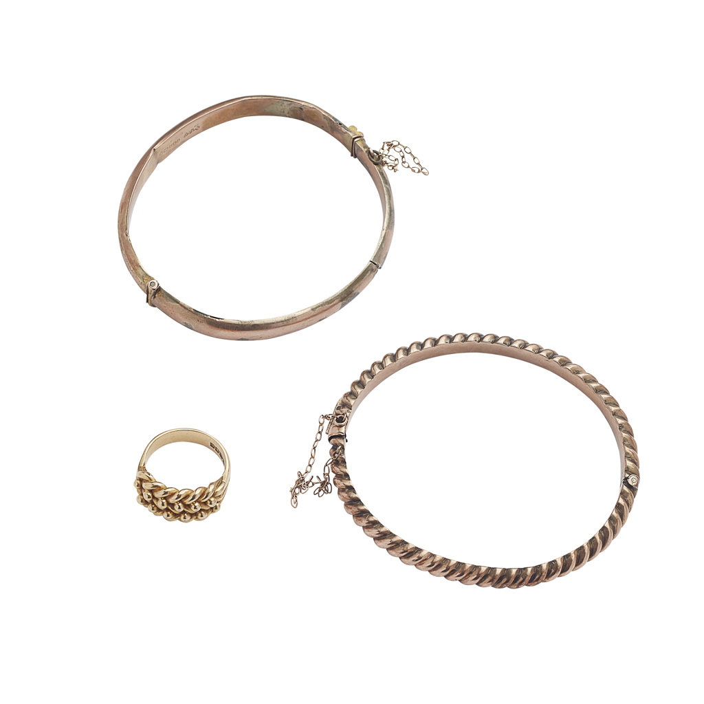 A collection of gold jewellery