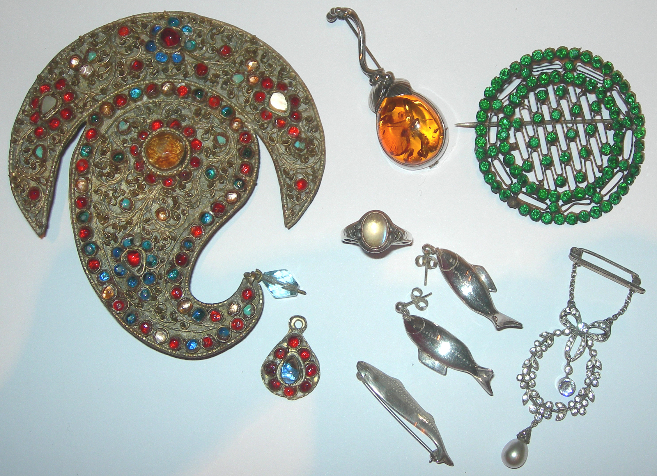 MURRLES BENNET Co. - a silver mounted moonstone cabochon set ring,