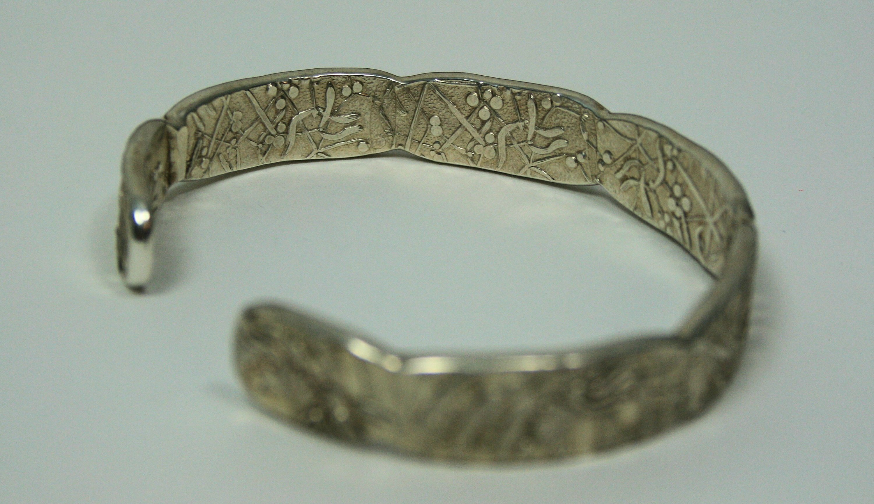 MALCOLM APPLEBY - A silver bangle