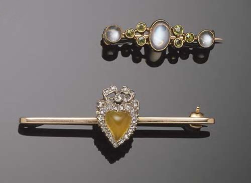 An Edwardian moonstone and demantoid garnet set brooch,