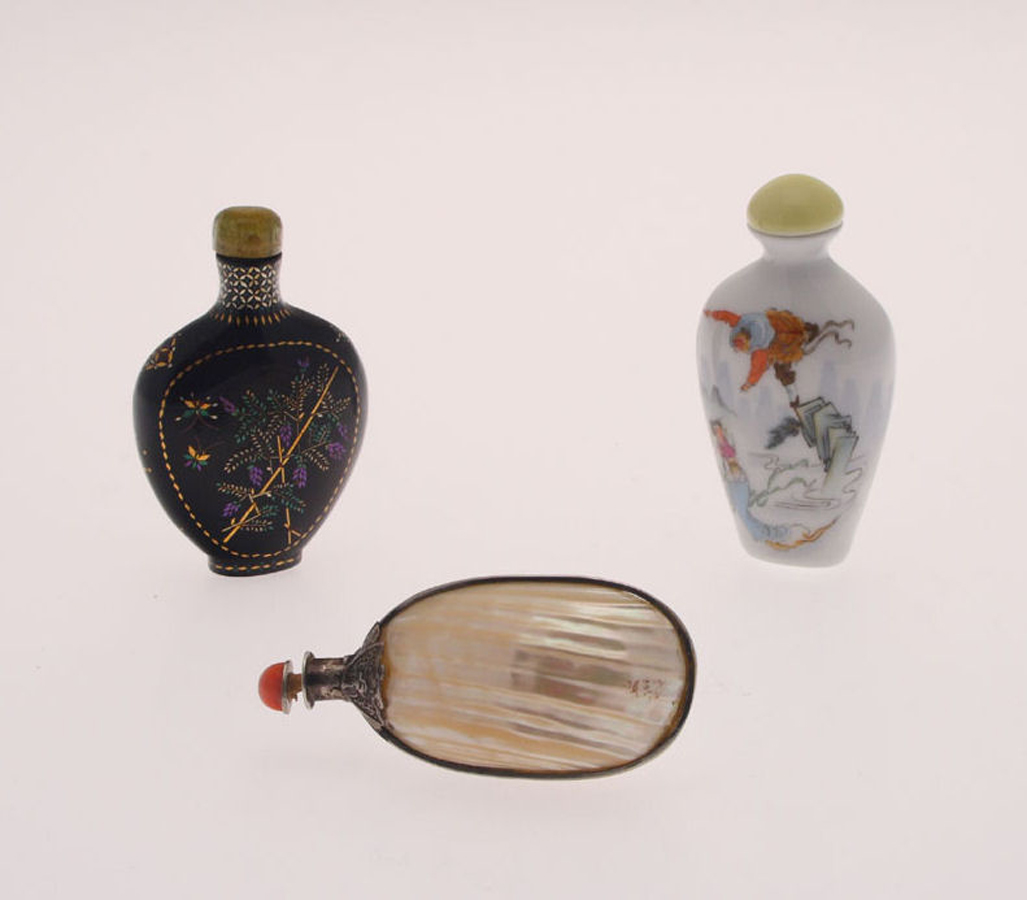 A mother of pearl shell snuff bottle
