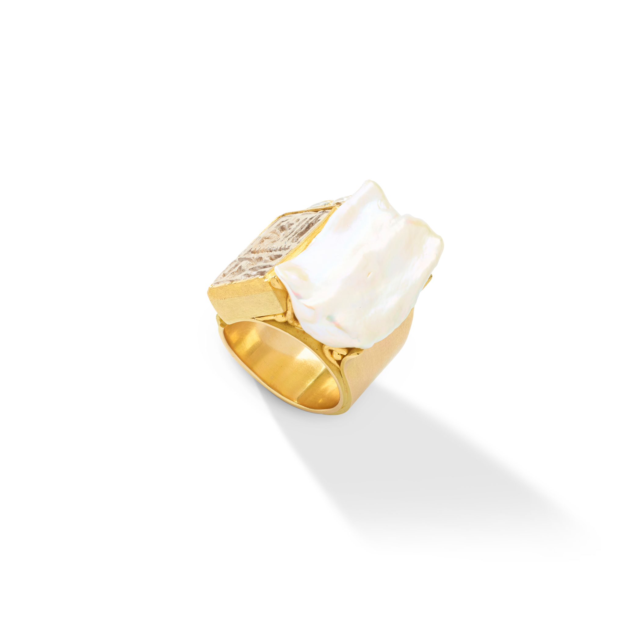 Peter Plöderl: A Egyptian Amulet, diamond and pearl dress ring