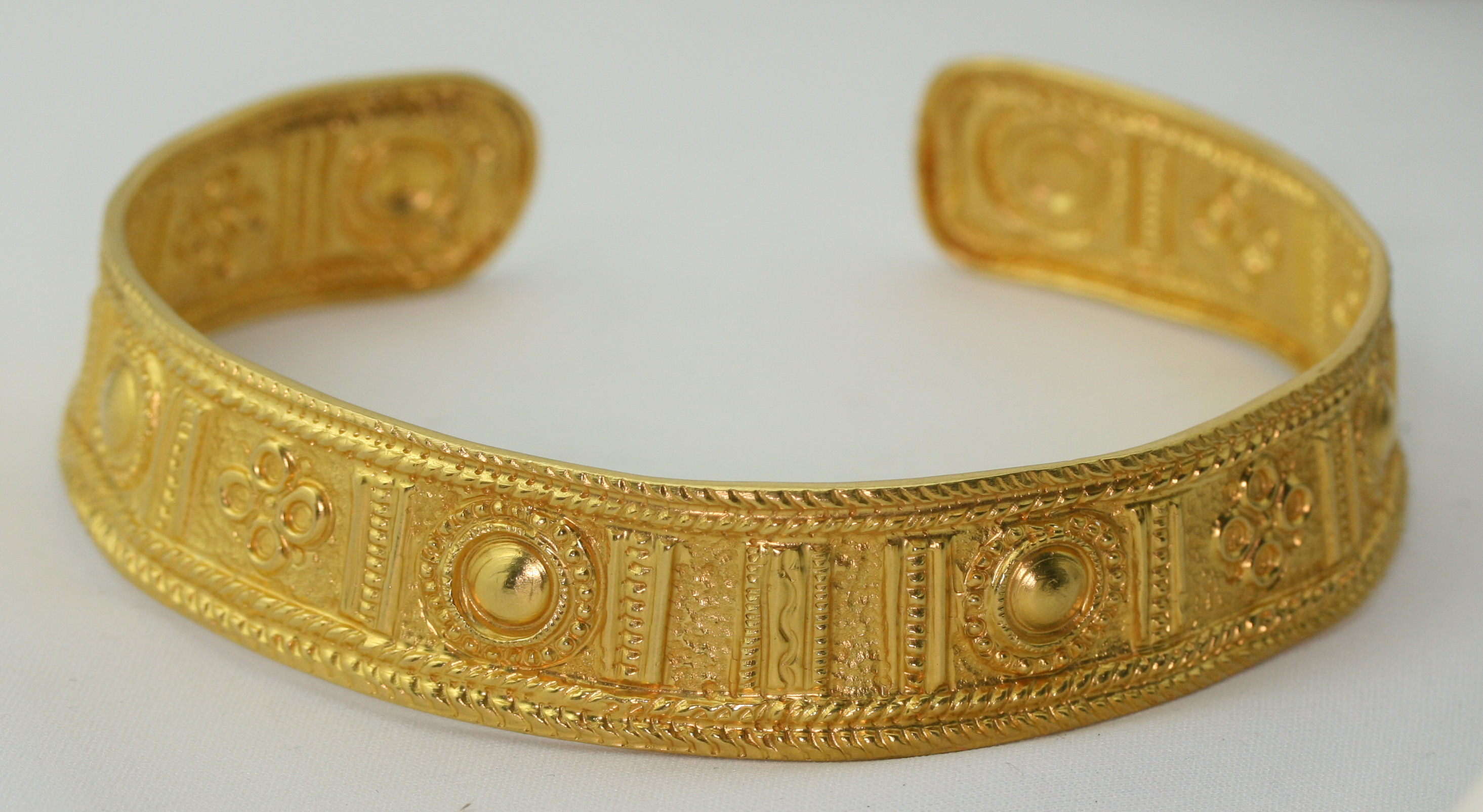ILIAS LALAOUNIS - an 18ct yellow gold torque form necklace