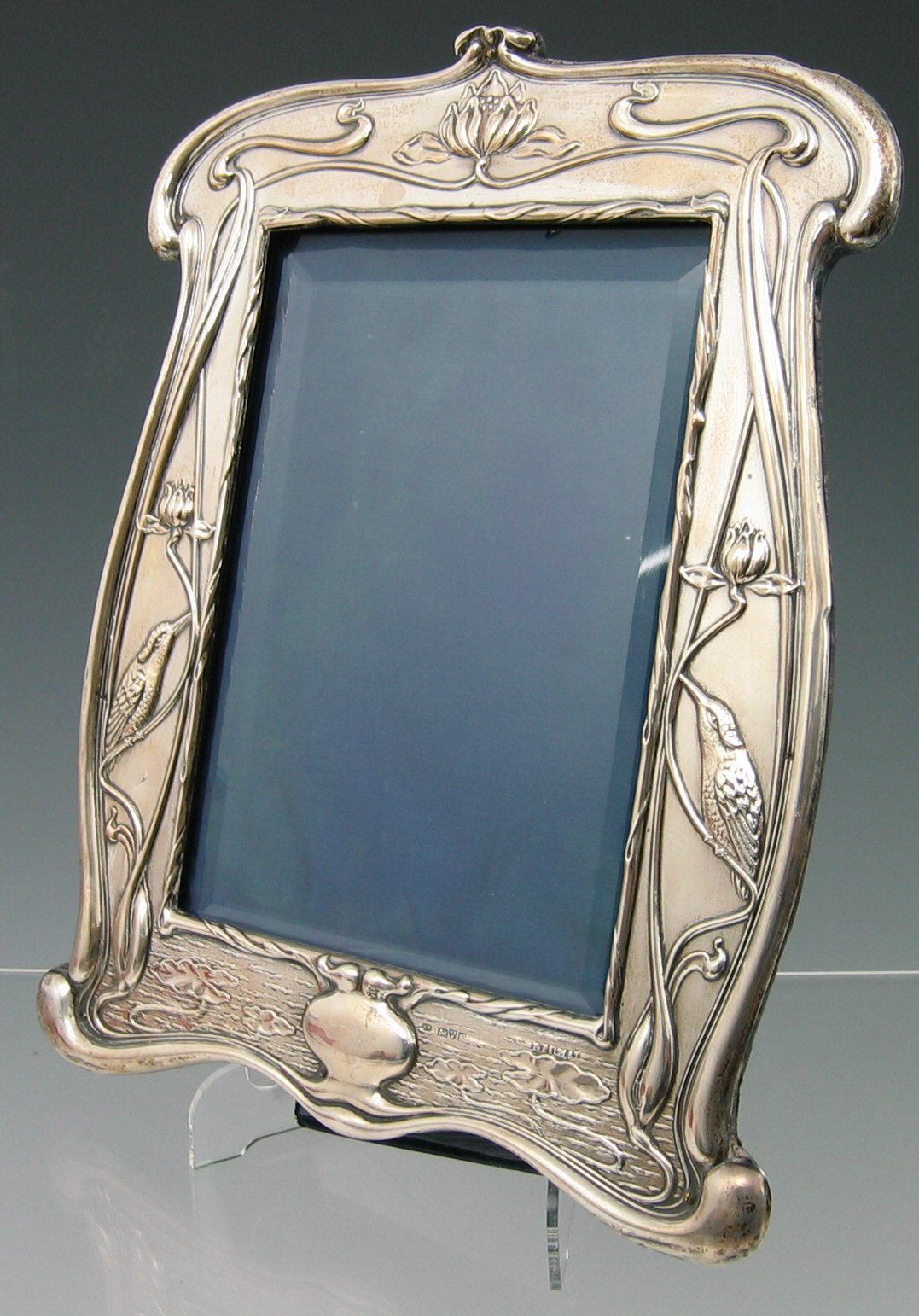 An Art Nouveau silver photo frame,