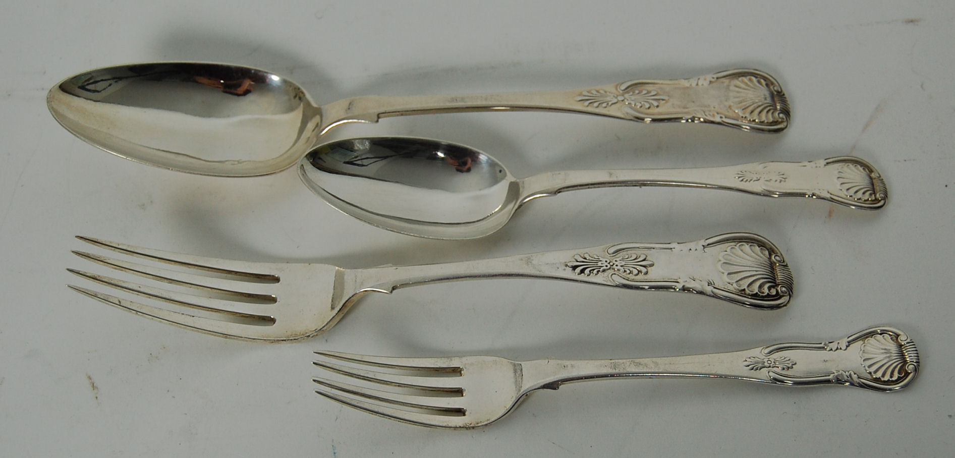 A composite canteen of Queen's pattern flatware