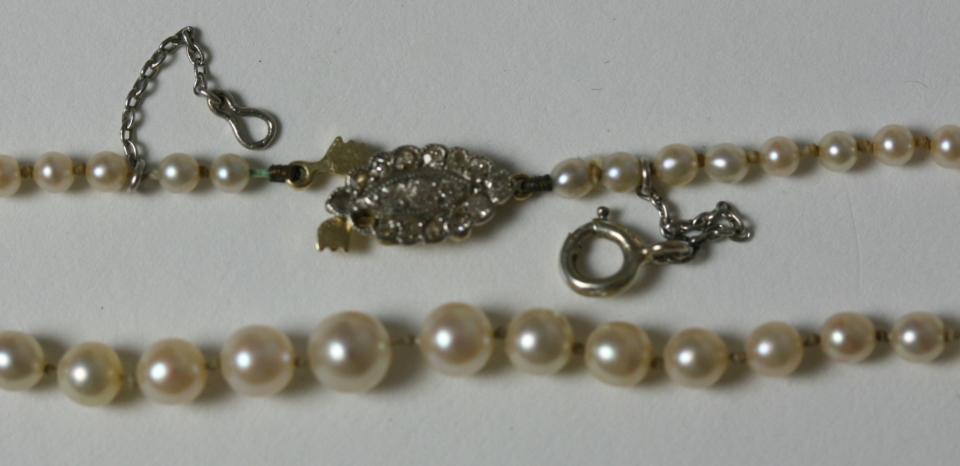 A graduated pearl necklace