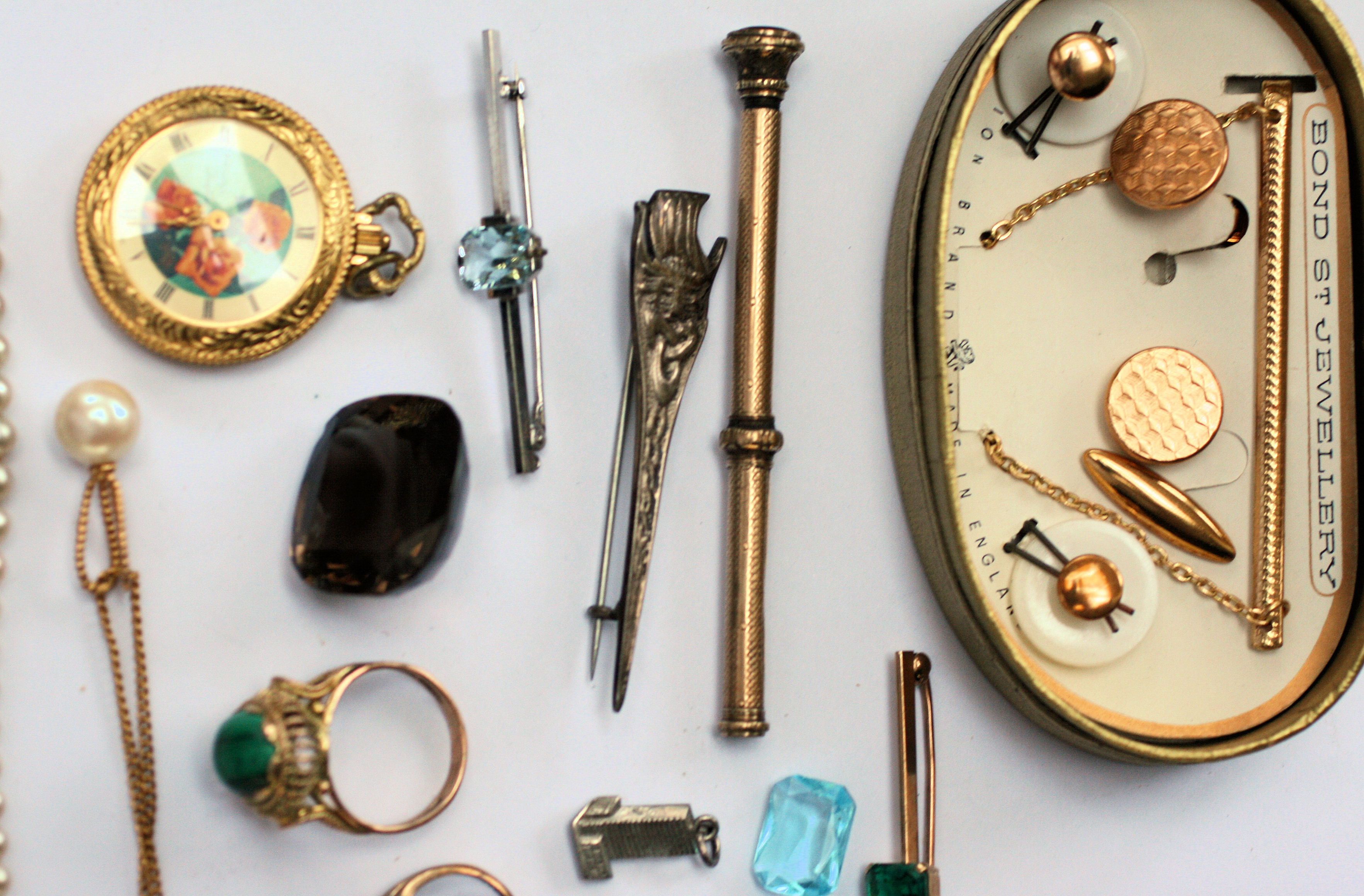 A mixed bag of gold and other jewellery to include