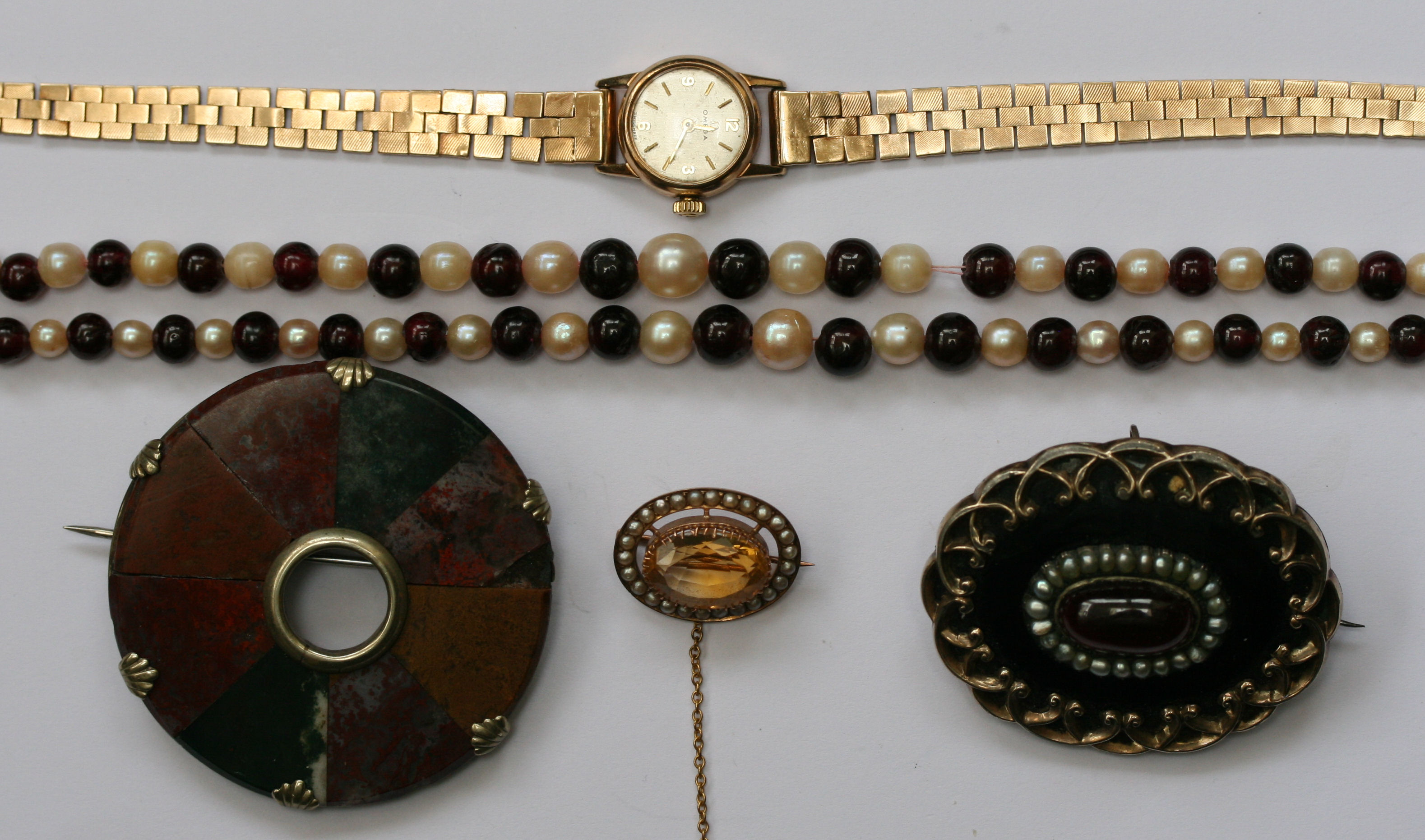 A group of jewellery to include