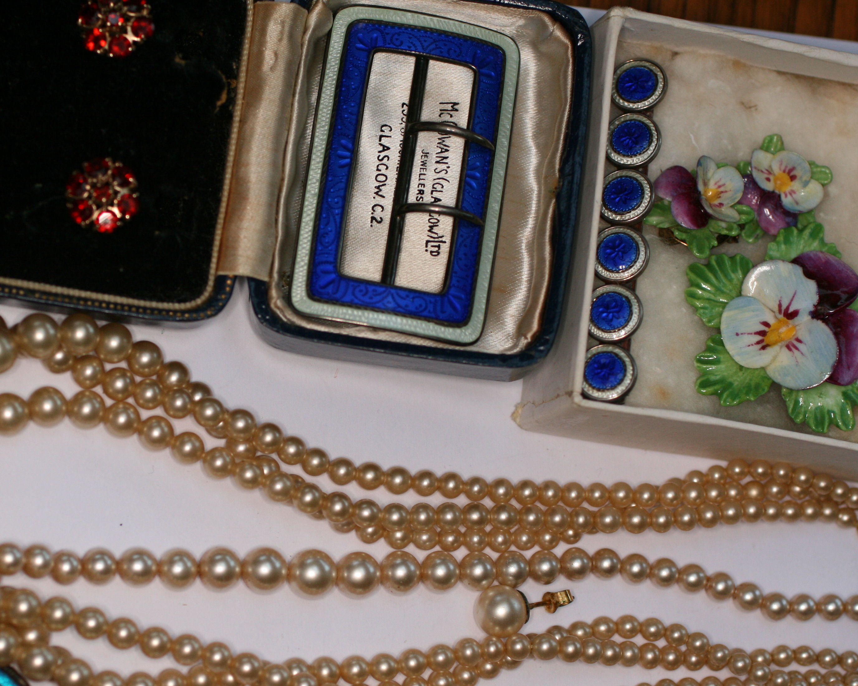 A quantity of costume and other jewellery