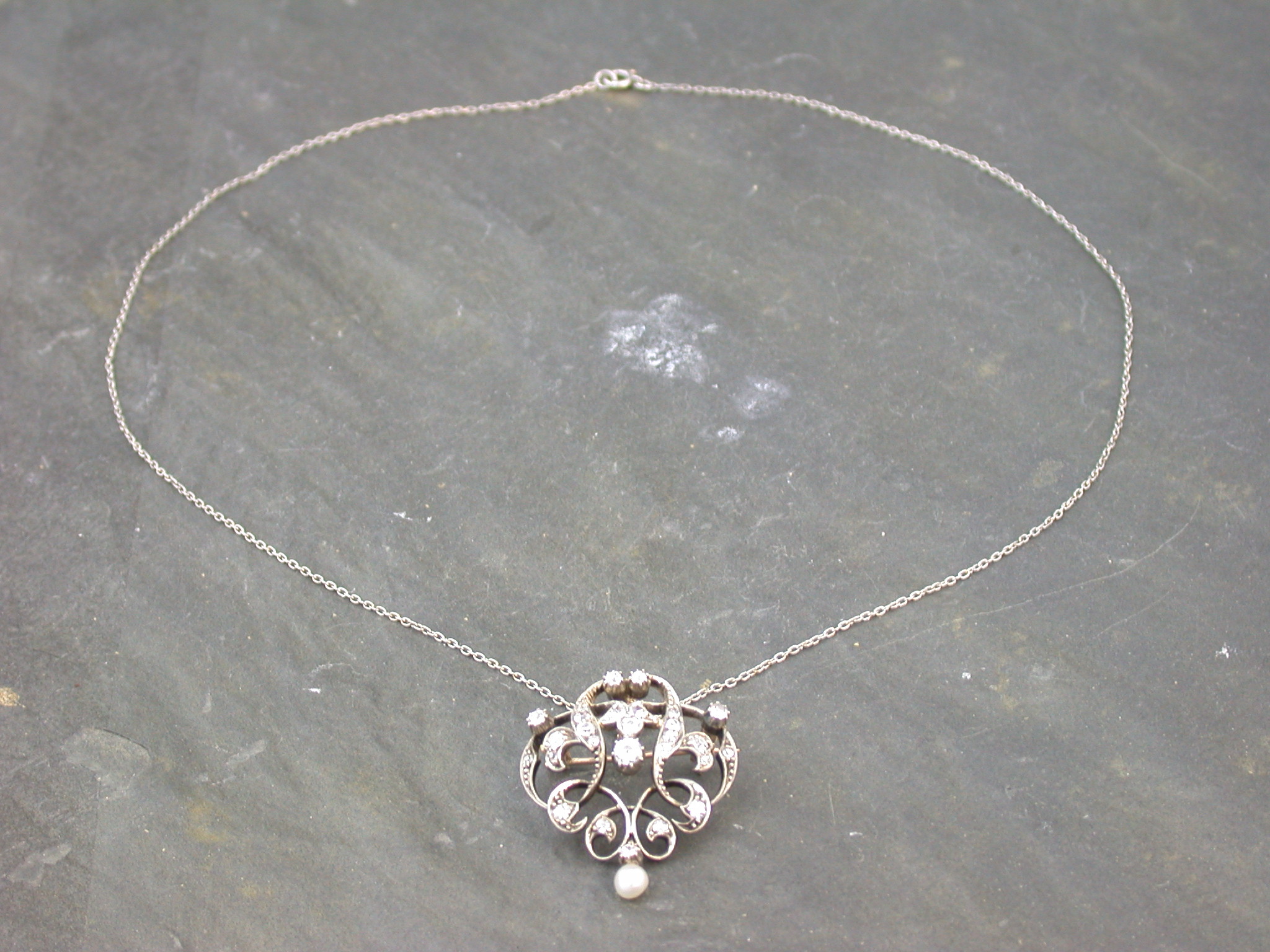 A Victorian pearl and diamond brooch/pendant,