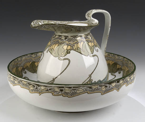A Doulton Burslem "Kelmscot" pattern ewer and basin set