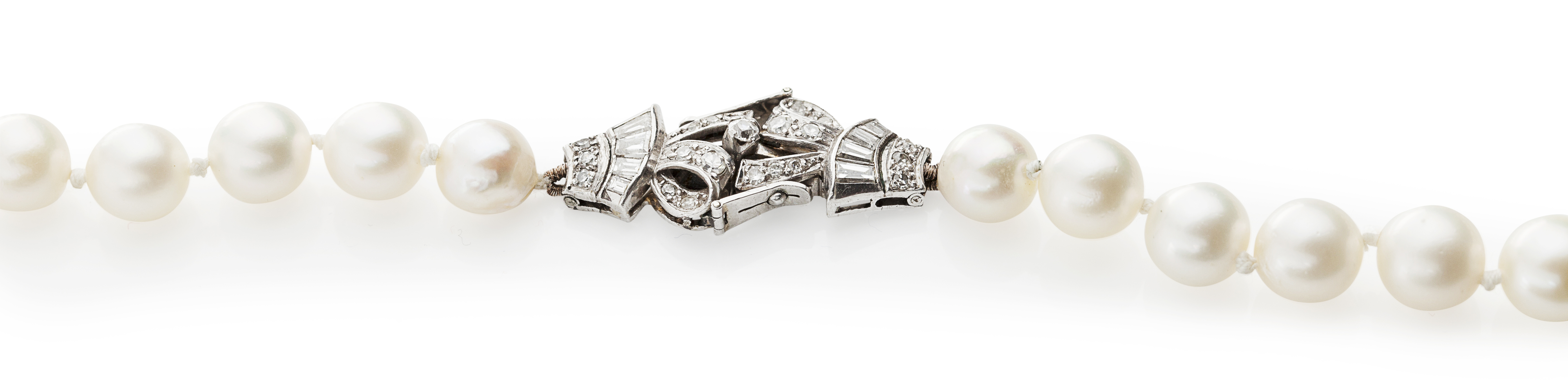 A single strand cultured pearl necklace