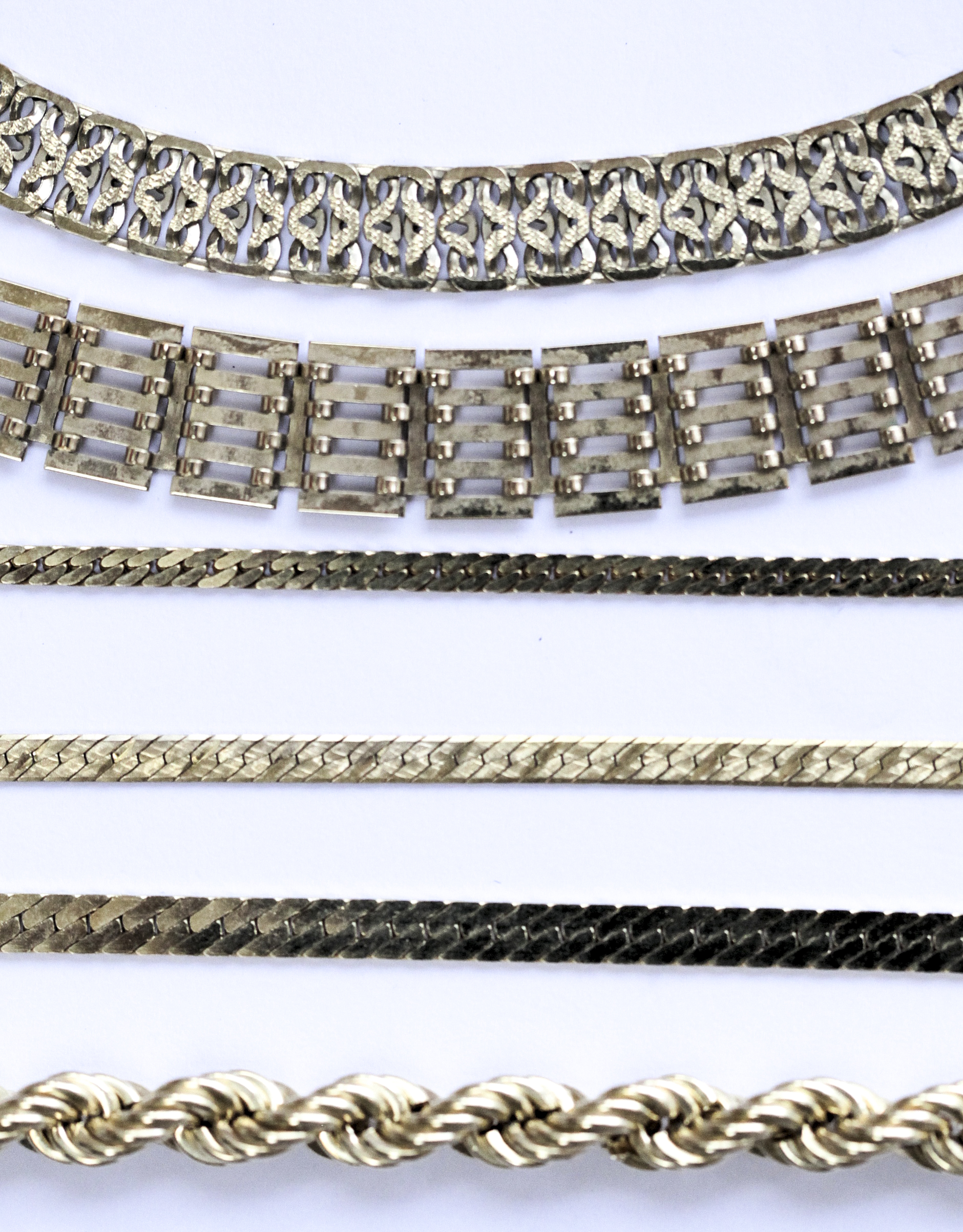 A 9ct gold gate link necklace