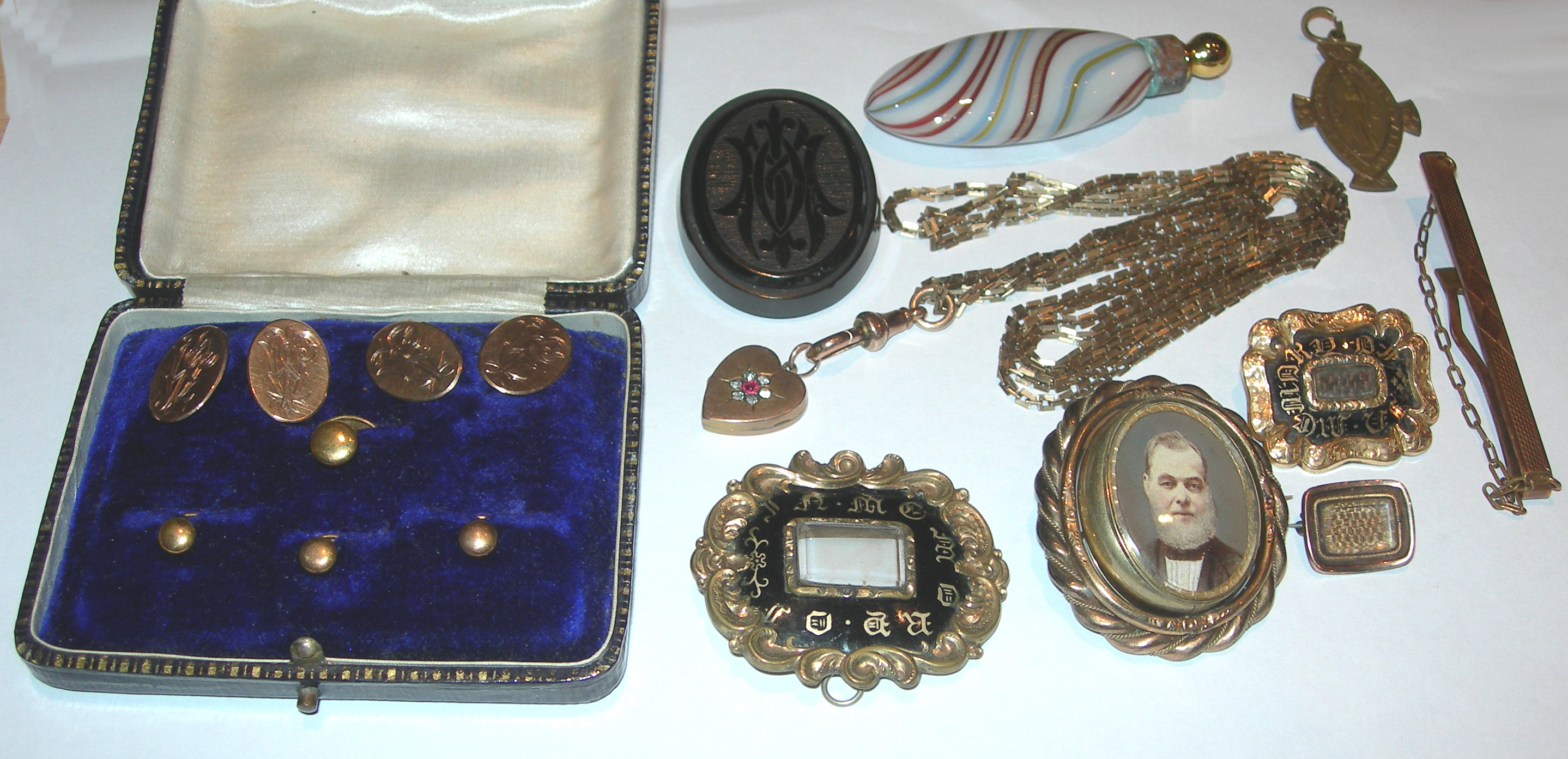 A matched 9ct gold gentleman's dress set,