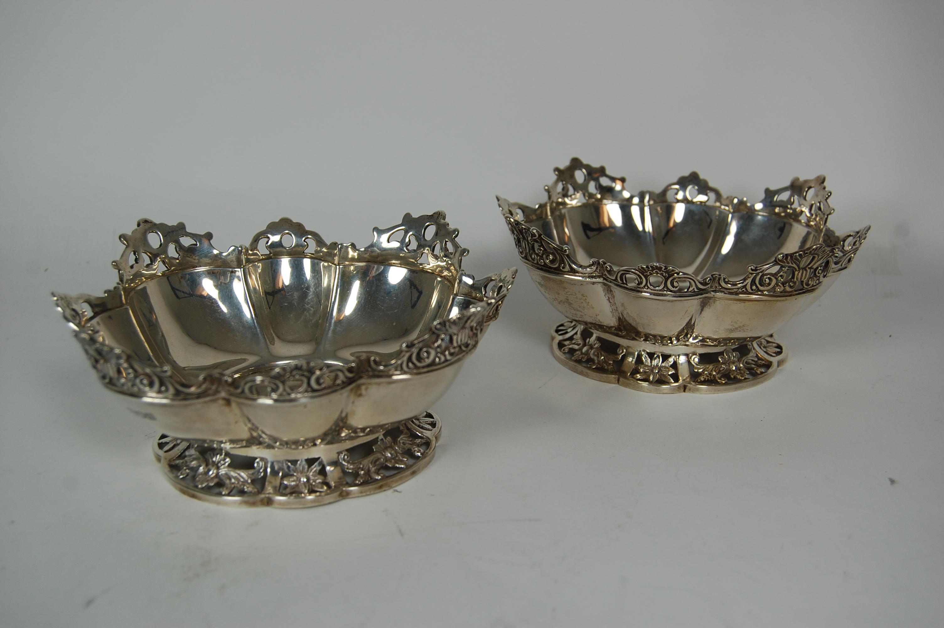 A pair of late Victorian bon bon dishes