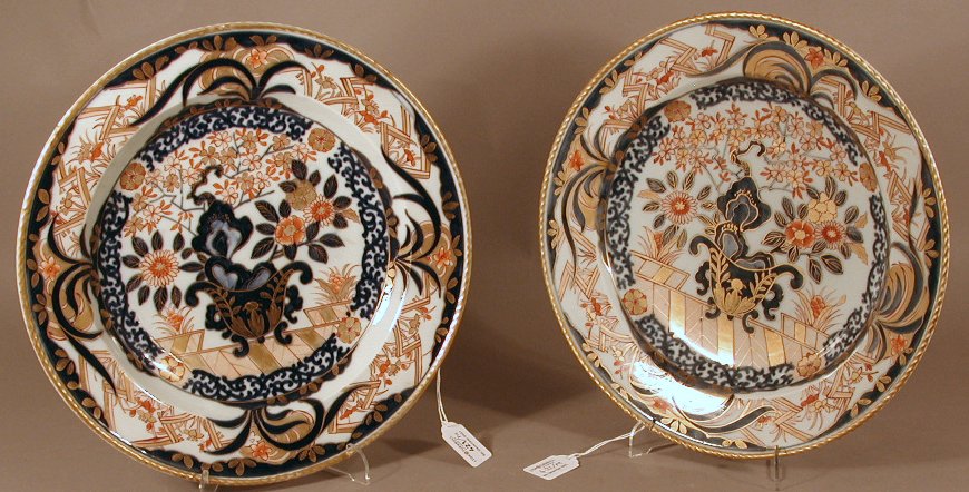 A pair of circular Samson porcelain plates