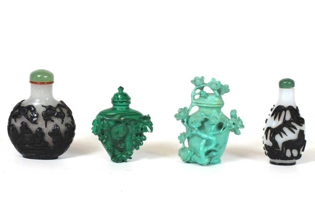 FOUR CHINESE SNUFF BOTTLES AND STOPPERS