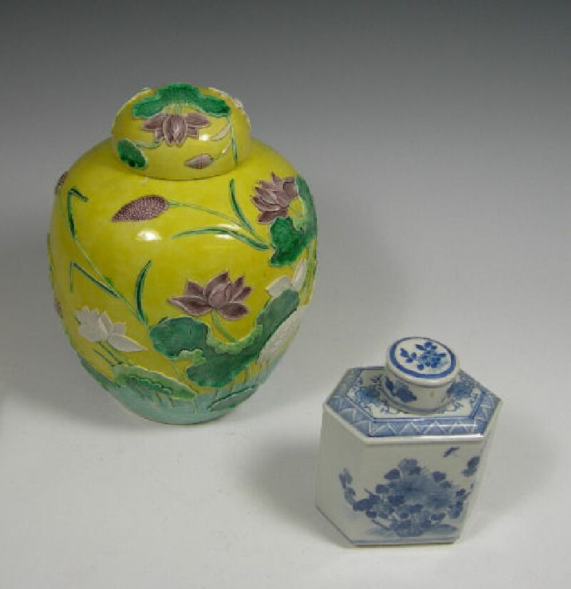 A blue and white tea caddy