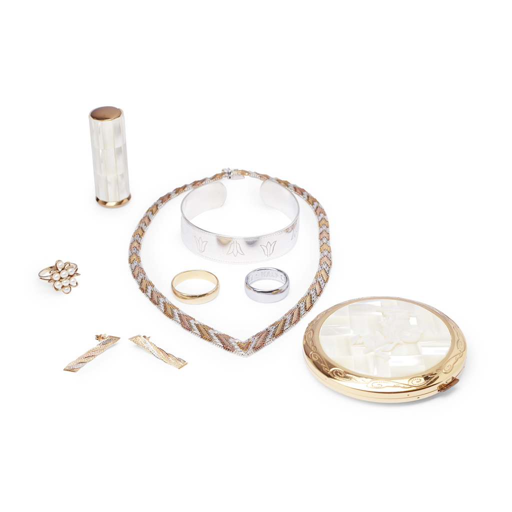 A collection of jewellery