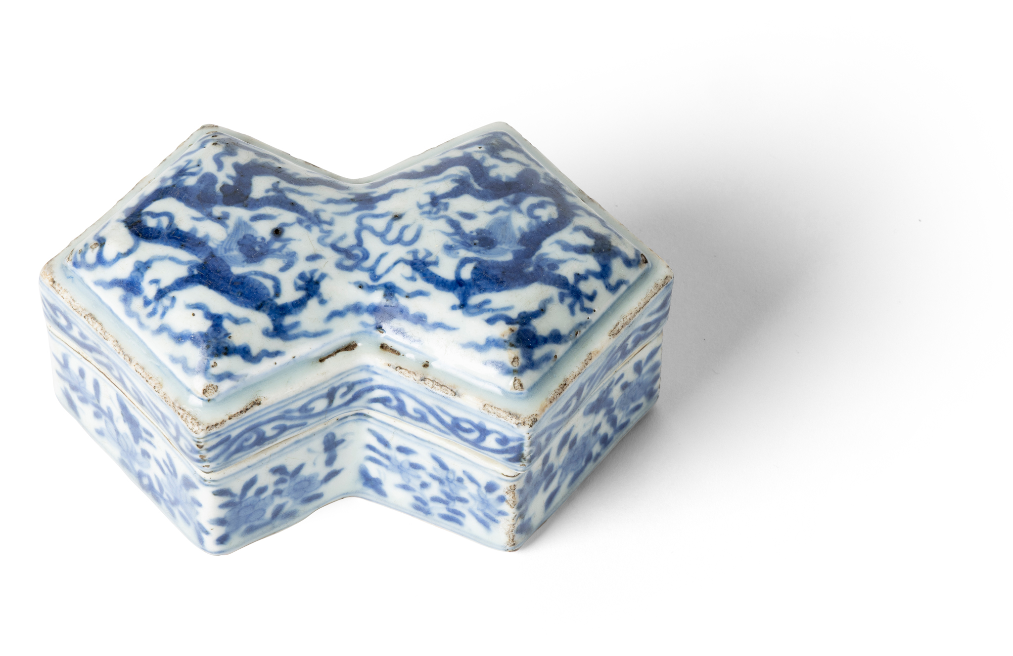 CHINESE BLUE AND WHITE 'DOUBLE LOZENGE' BOX
