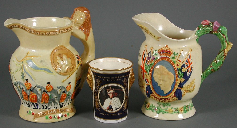 A Crown Devon Fieldings musical jug