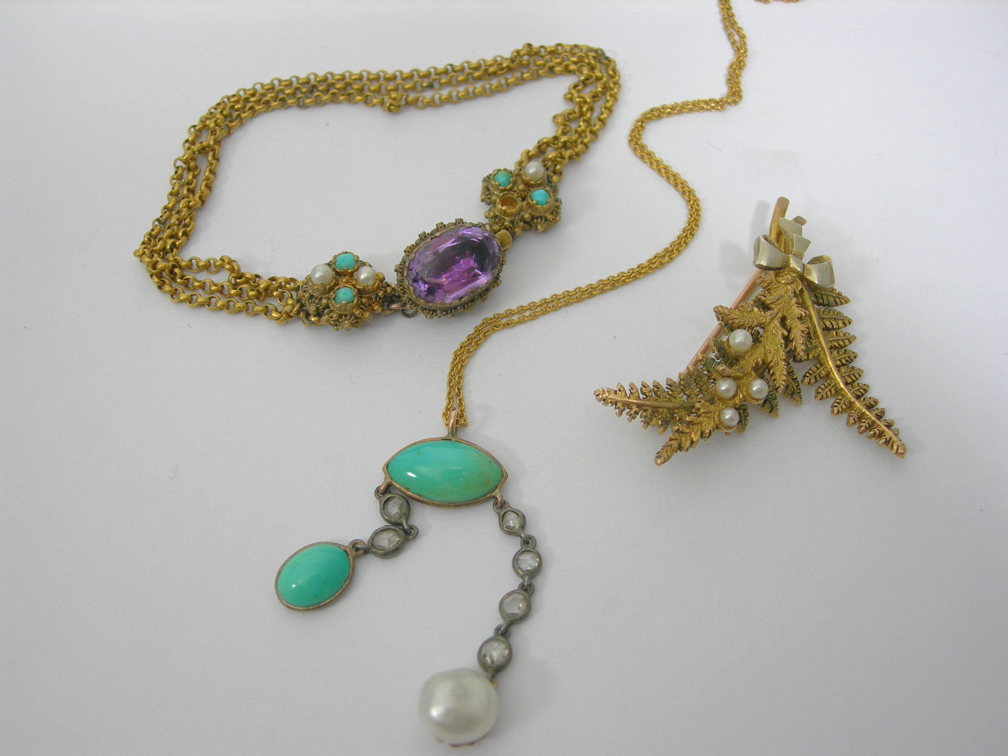 A multi-gem set pendant,