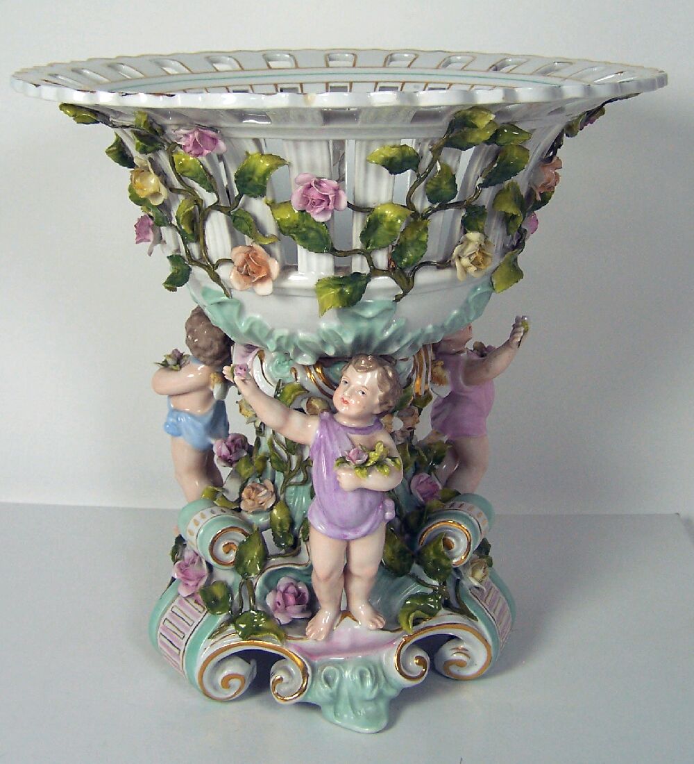 A late 19th/early 20th century German porcelain centre piece