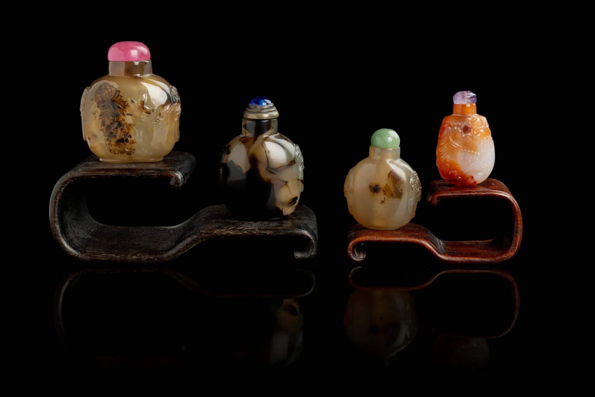 GROUP OF FOUR AGATE SNUFF BOTTLES