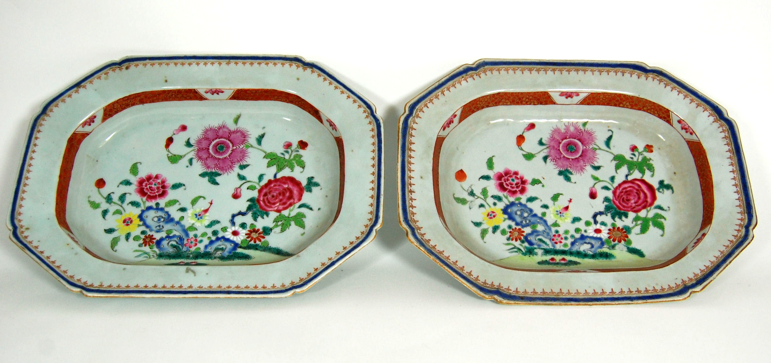 PAIR OF CHINESE EXPORT FAMILLE ROSE SERVING DISHES