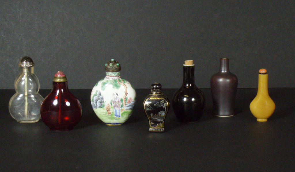 A Chinese black and gilt lac burgaute snuff bottle and cover